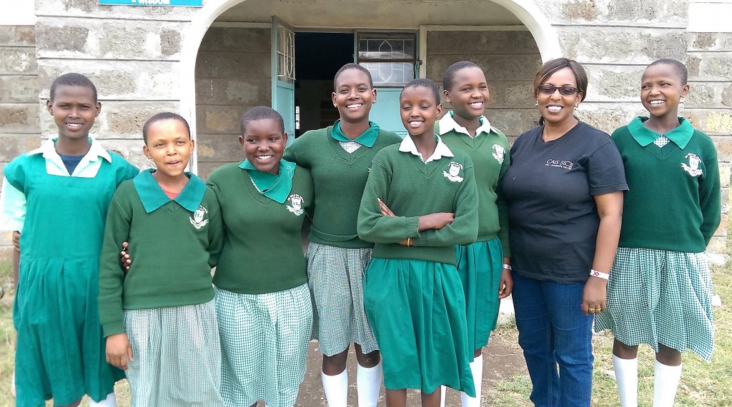 En flok kenyanske skolepiger, iført grønne skoleuniformer.